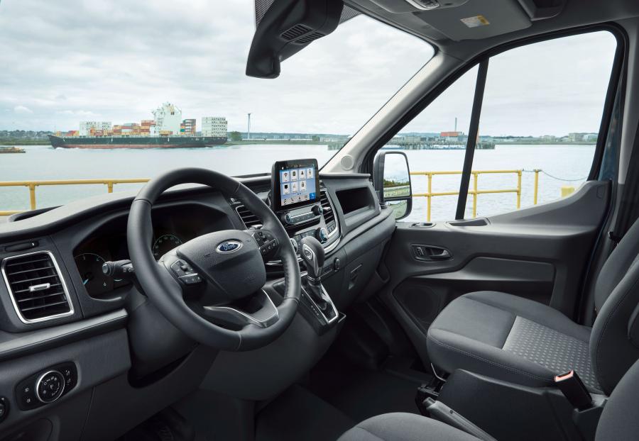 Интерьер Ford Transit Jumbo Van L4H3 2018 года  (EU) (фото 3 из 25)